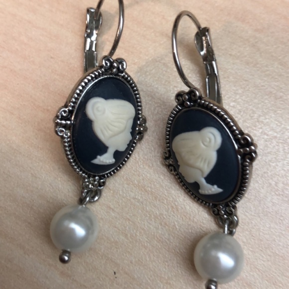 Victorian Style Jewelry set and Coach pendant - Picture 5 of 5